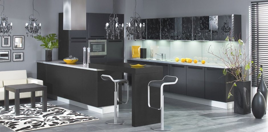 Черная кухня с серыми обоями