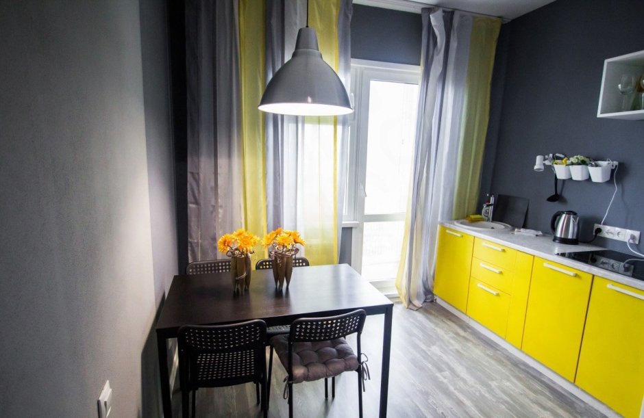 Серая кухня с желтыми шторами