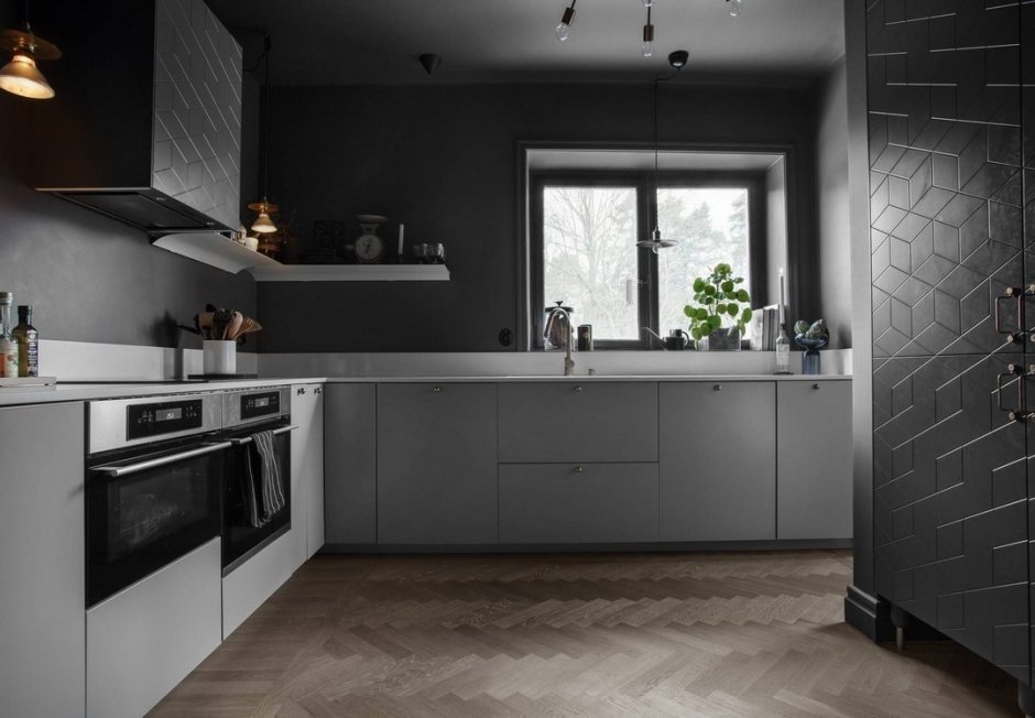Черная кухня серые стены