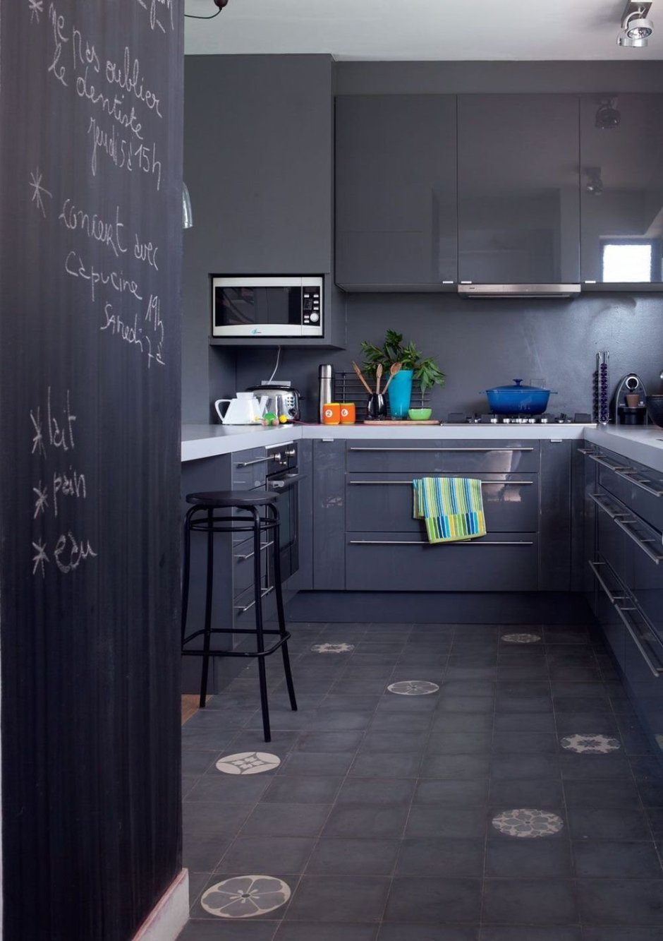 Кухня в серо черных тонах