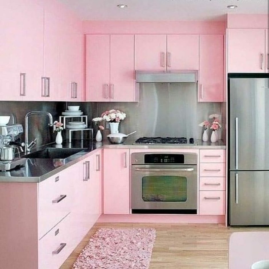 Розовые обои на кухне