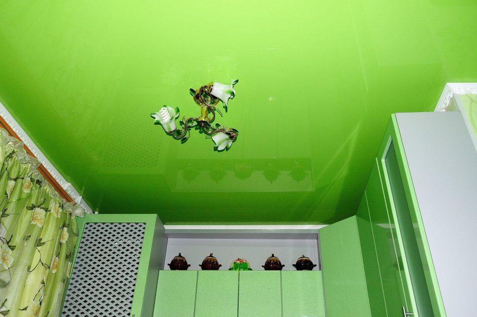 Зеленый натяжной потолок