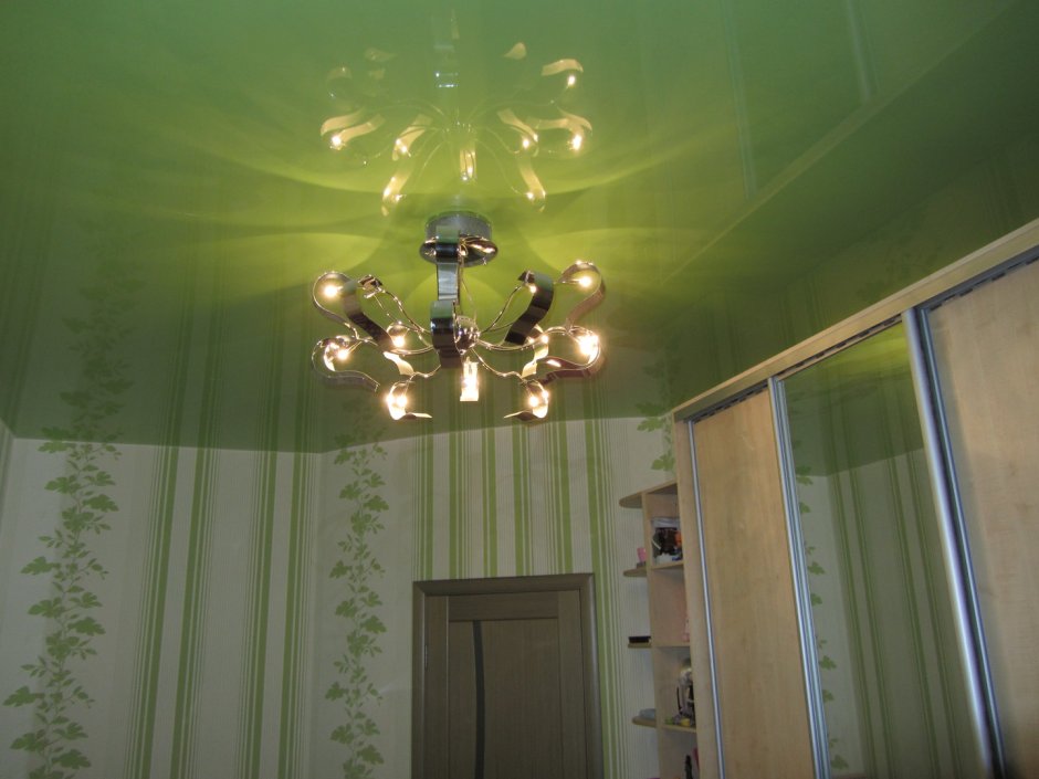 Зеленый глянцевый потолок