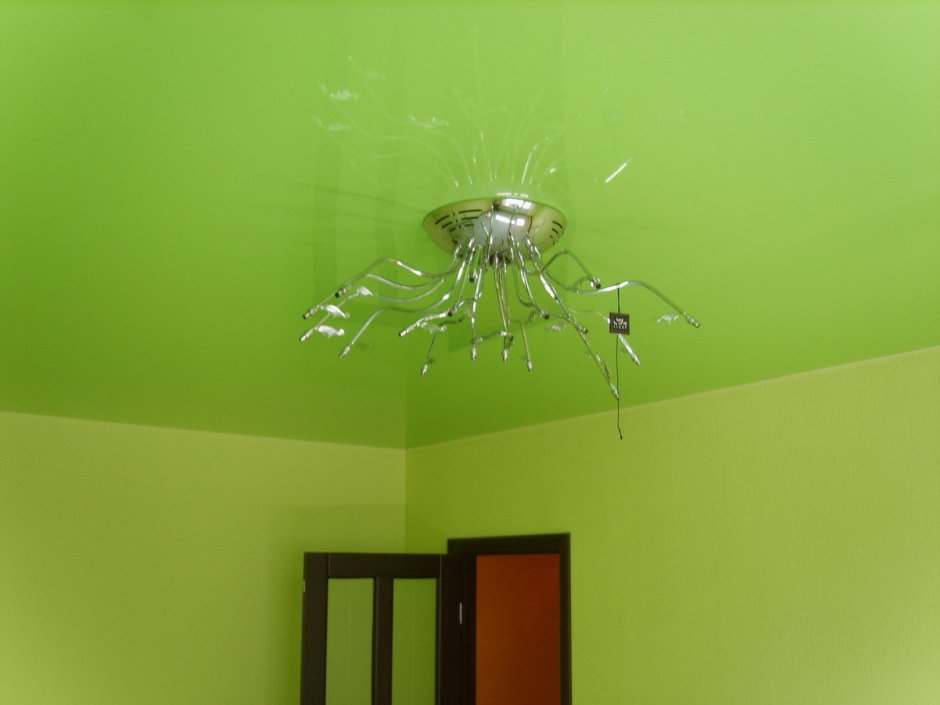 Салатовый натяжной потолок