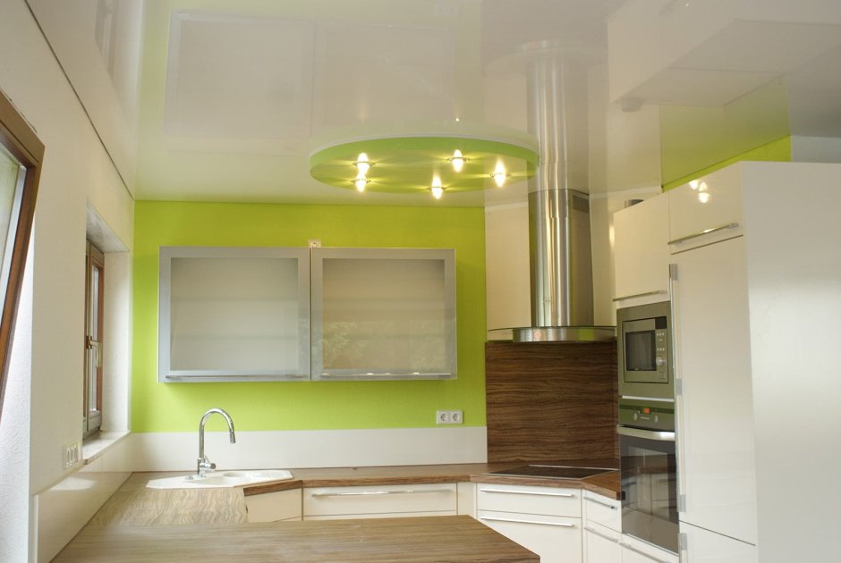 Глянцевый потолок на кухне