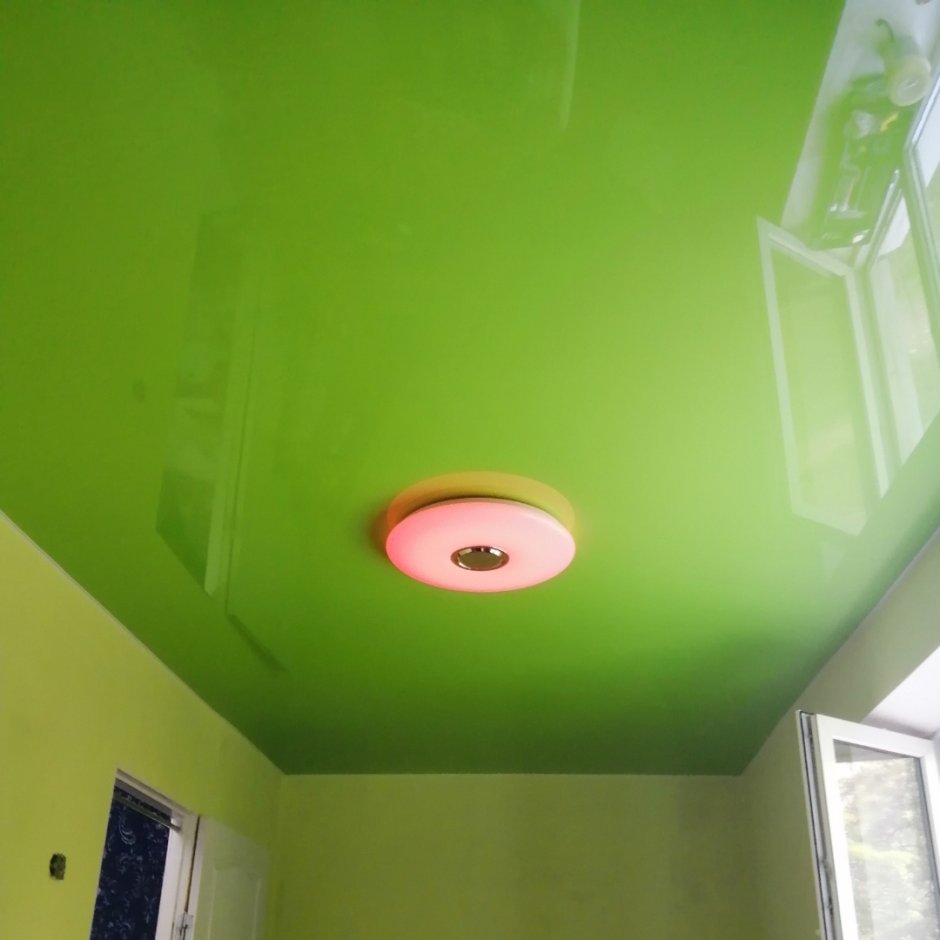 Салатовый натяжной потолок