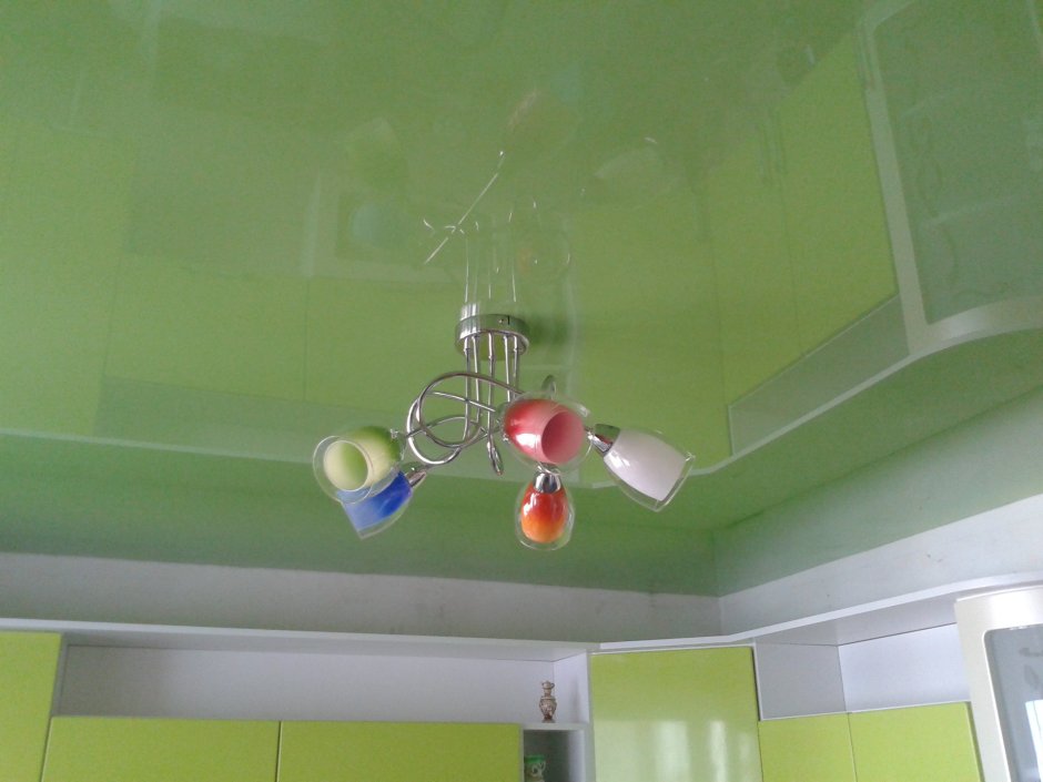 Натяжные потолки цветные глянцевые для кухни