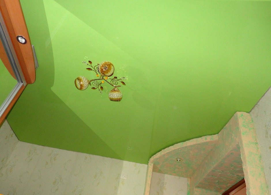 Салатовый натяжной потолок в детской