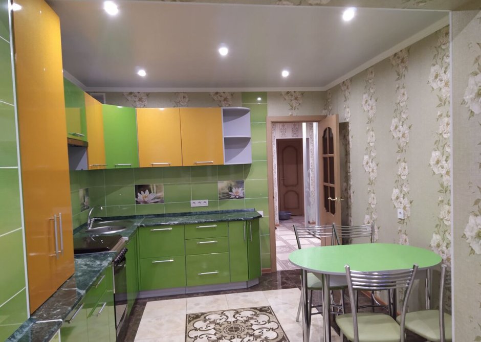 Кухня в цвет салатовому потолку