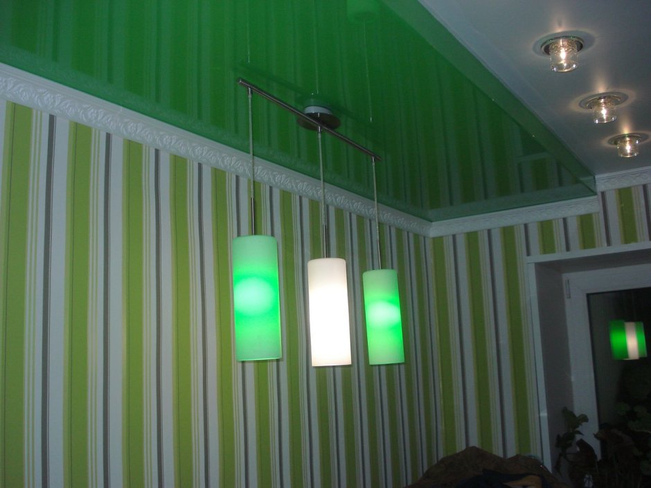 Зеленый натяжной потолок в интерьере