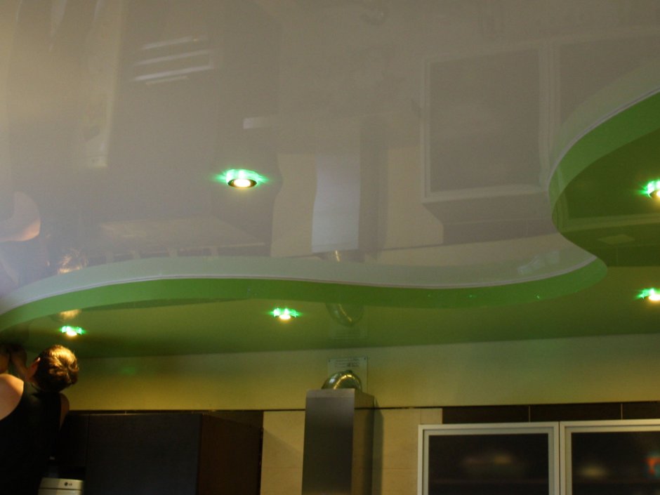 Комбинированные натяжные потолки на кухне