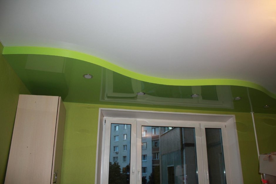 Потолок двухуровневый белый с зеленым