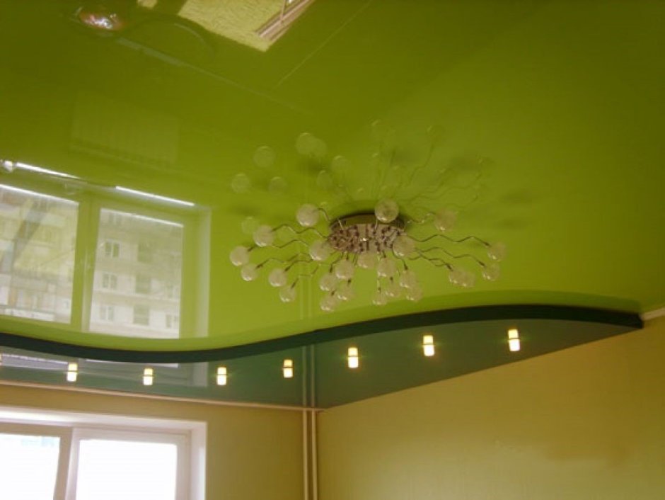 Зеленый глянцевый натяжной потолок