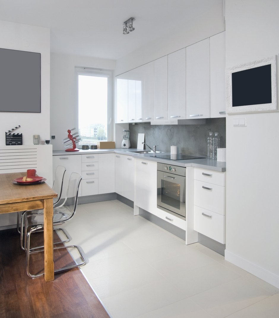 Белые стены на кухне