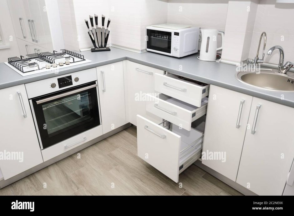 Белый духовой шкаф на белой кухне