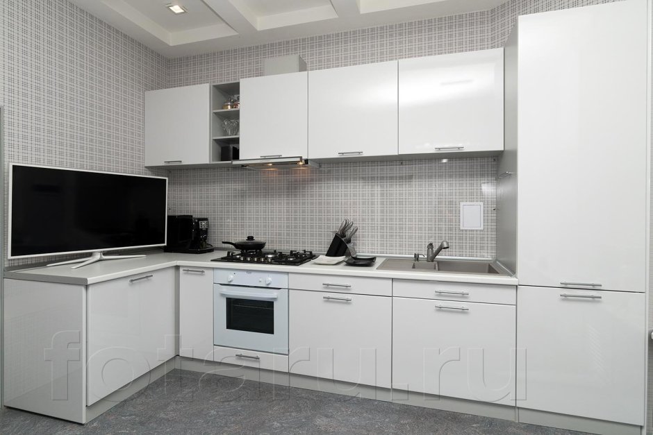 Белая кухня с серебристой техникой