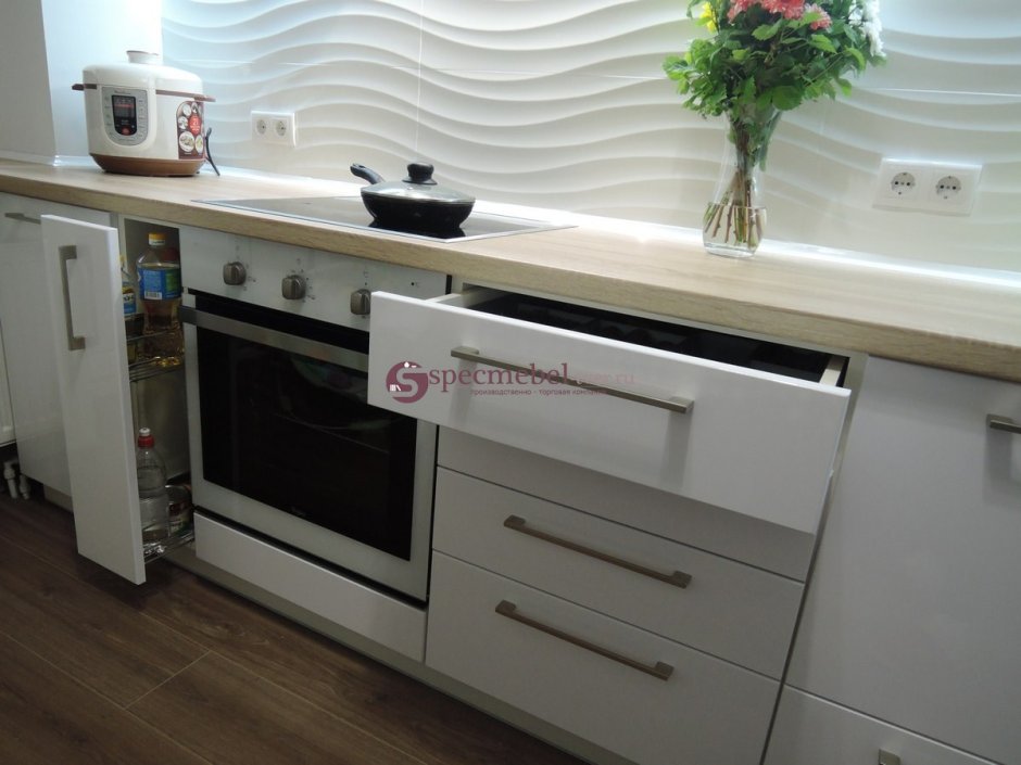 Белый духовой шкаф на белой кухне