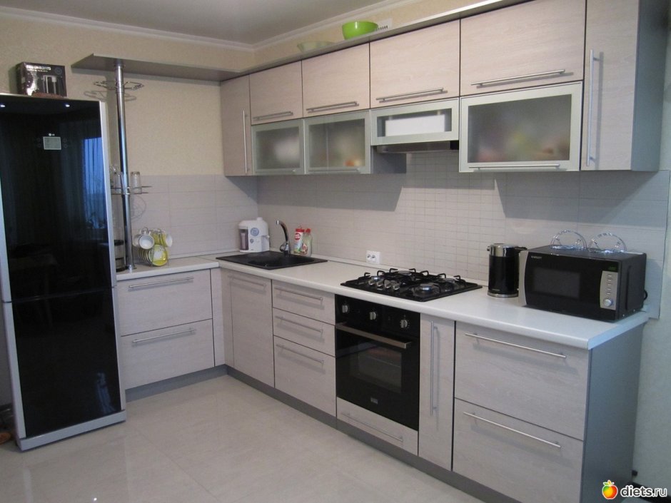 Светлая кухня с черным холодильником
