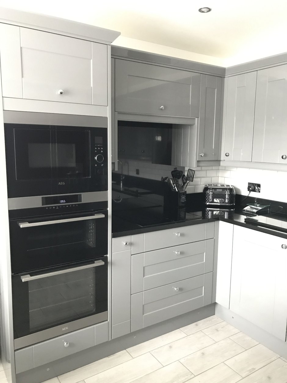 Встроенная кухня серая