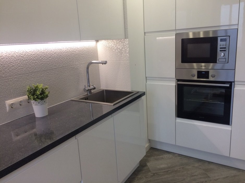 Кухня без ручек с каменной столешницей