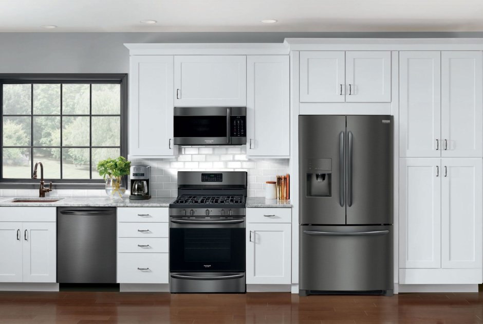 Кухня с черной бытовой техникой