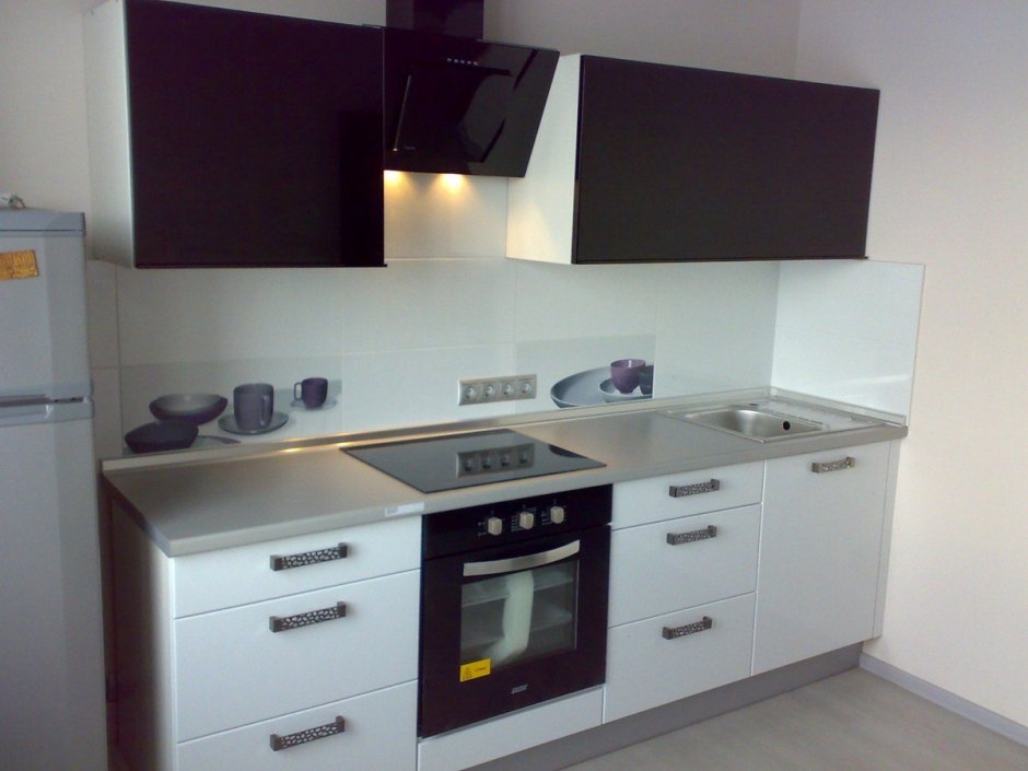 Кухня низ черный верх белый матовый вытяжка духовой шкаф черные