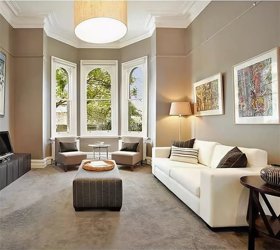 Интерьер гостиной с эркерным окном