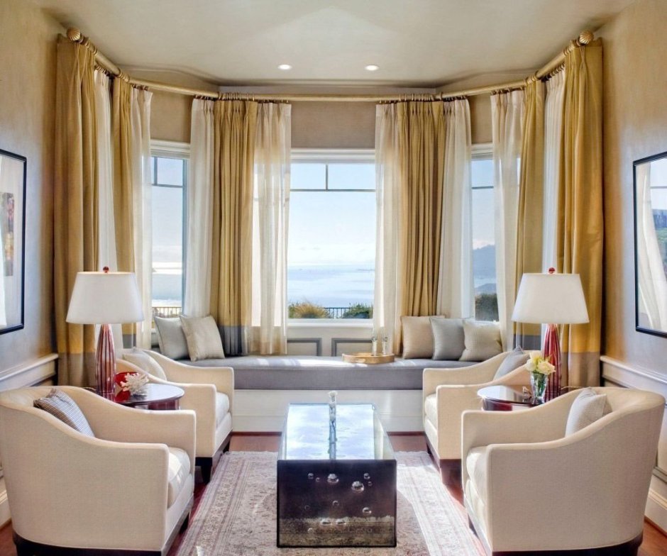 Интерьер гостиной с эркером