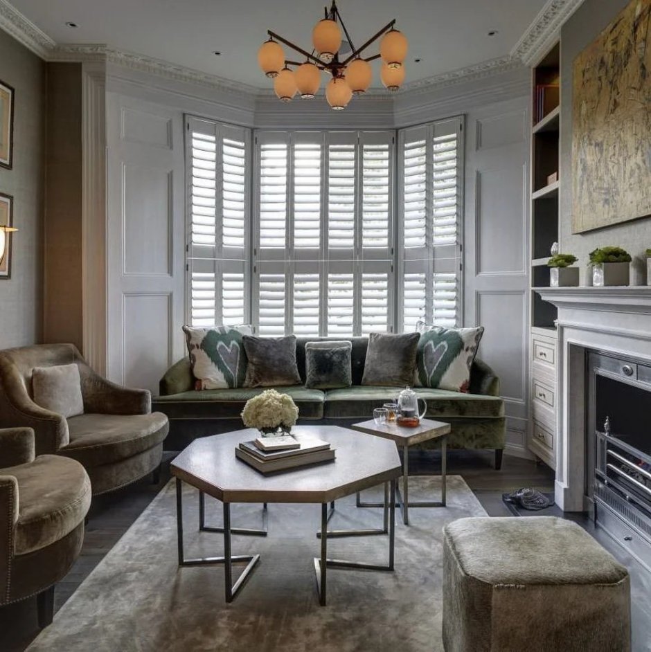 Кухня-гостиная с эркером и камином