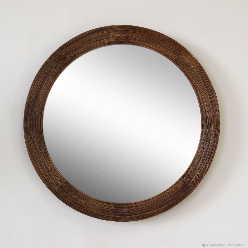 Круглое зеркало в деревянной раме