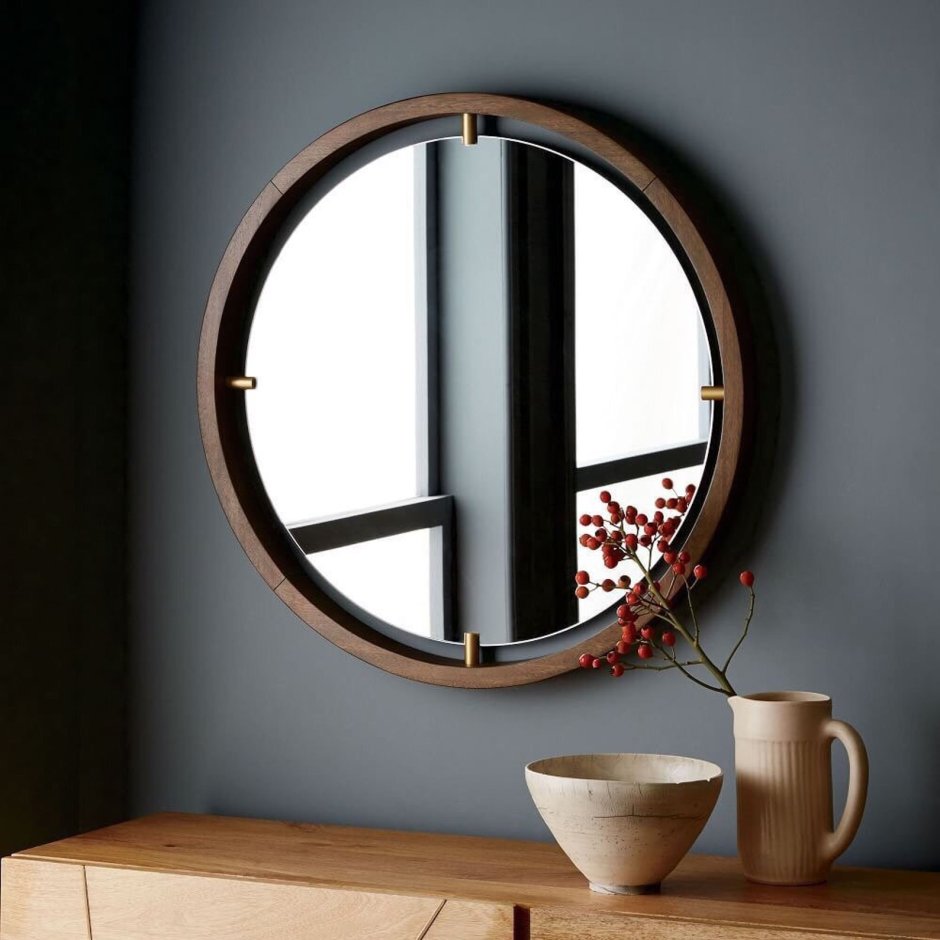 Круглое зеркало в деревянной раме с подсветкой