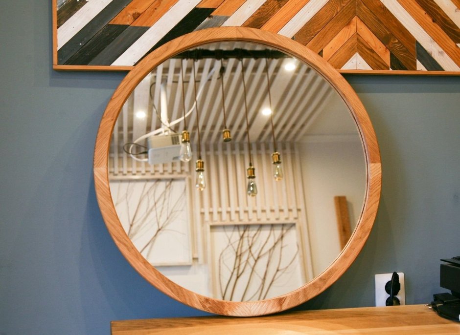 Круглое зеркало в деревянной раме