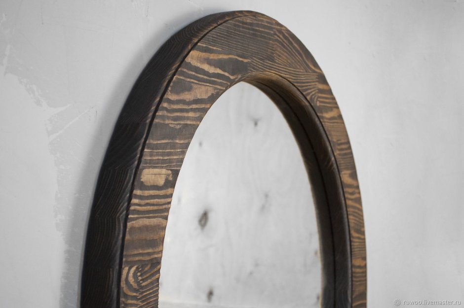 Круглое зеркало в деревянной раме