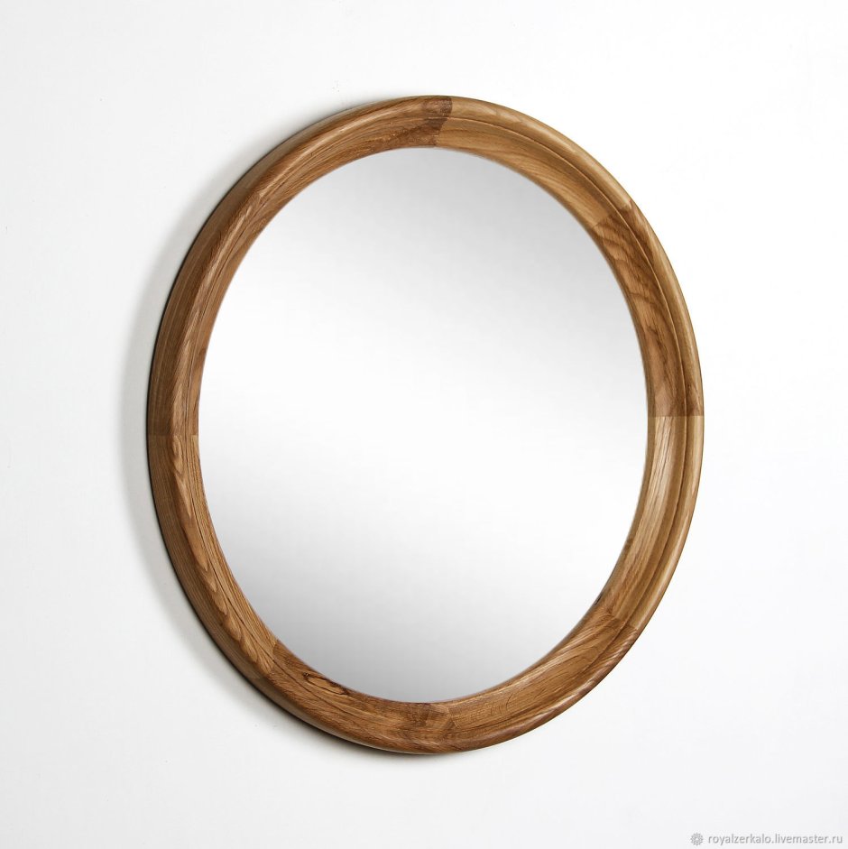 Круглое зеркало в деревянной раме