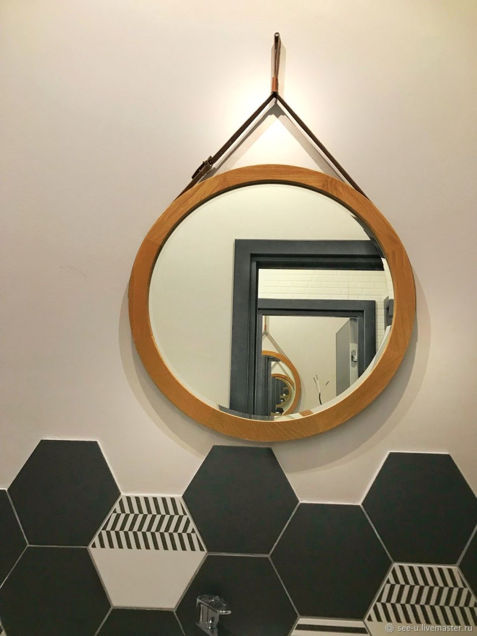 Круглое зеркало в кожаной раме