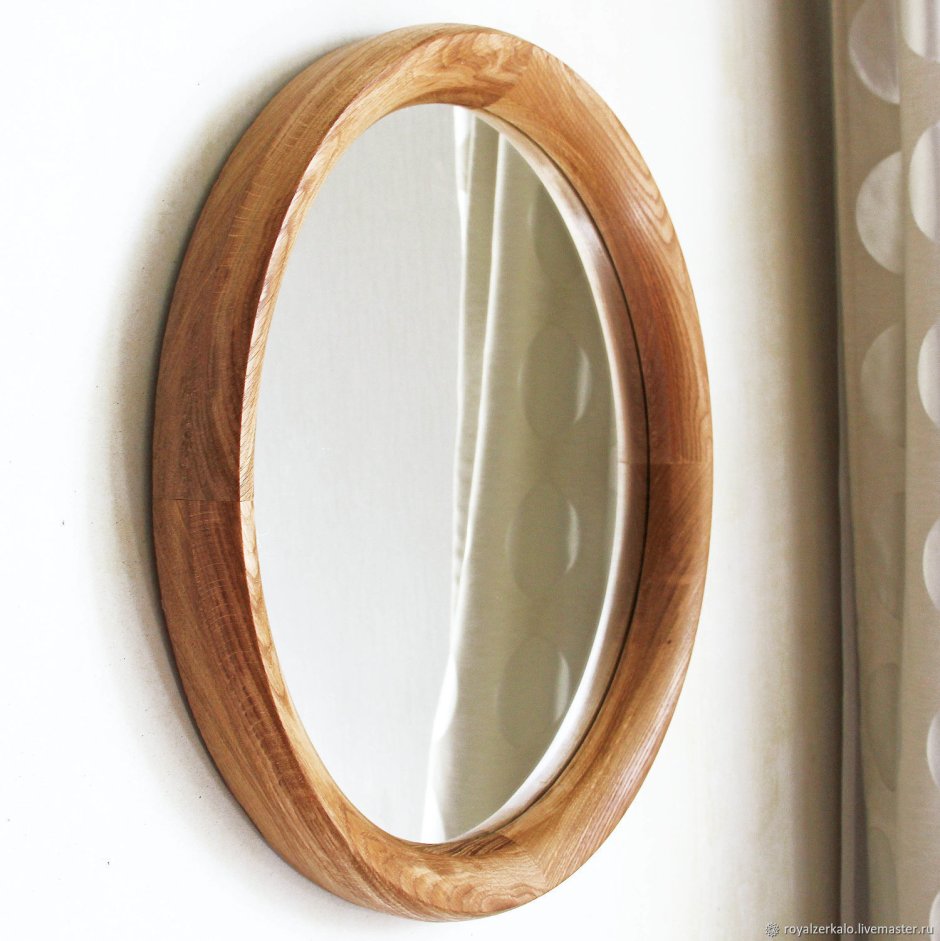 Круглое зеркало в деревянной раме