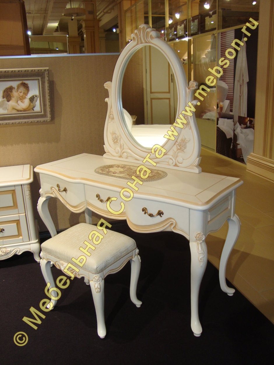 Красивый туалетный столик