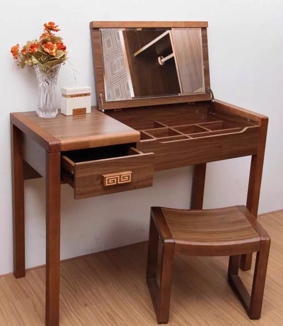 Туалетный столик с откидным зеркалом