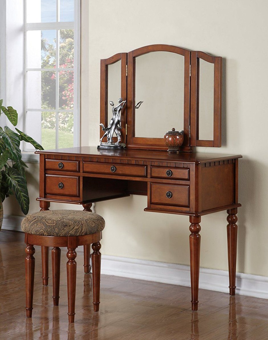 Туалетный столик из дерева