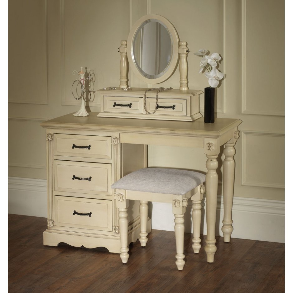 Туалетный столик в викторианском стиле