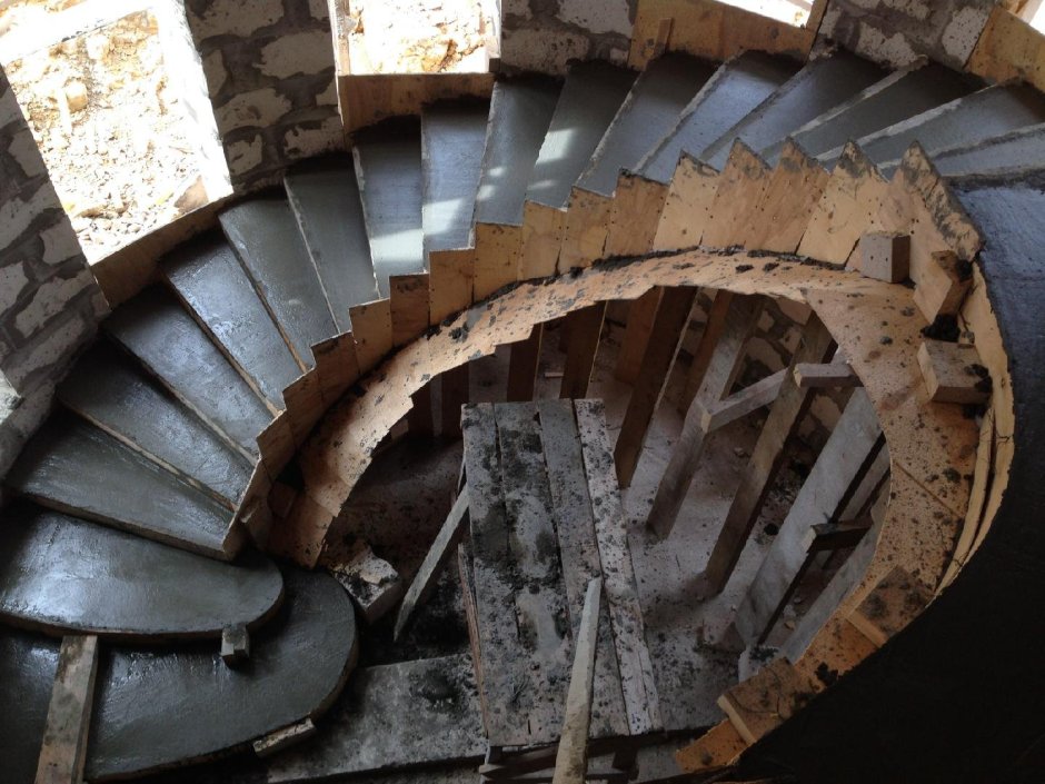 Полувинтовая лестница монолит