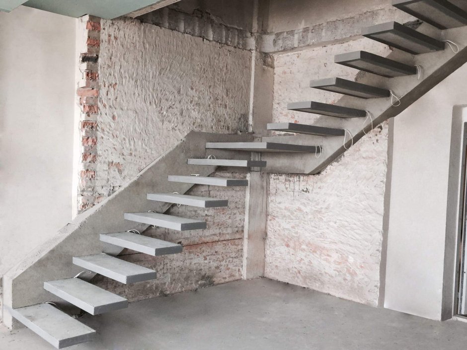 Лестница косоур сбоку монолит