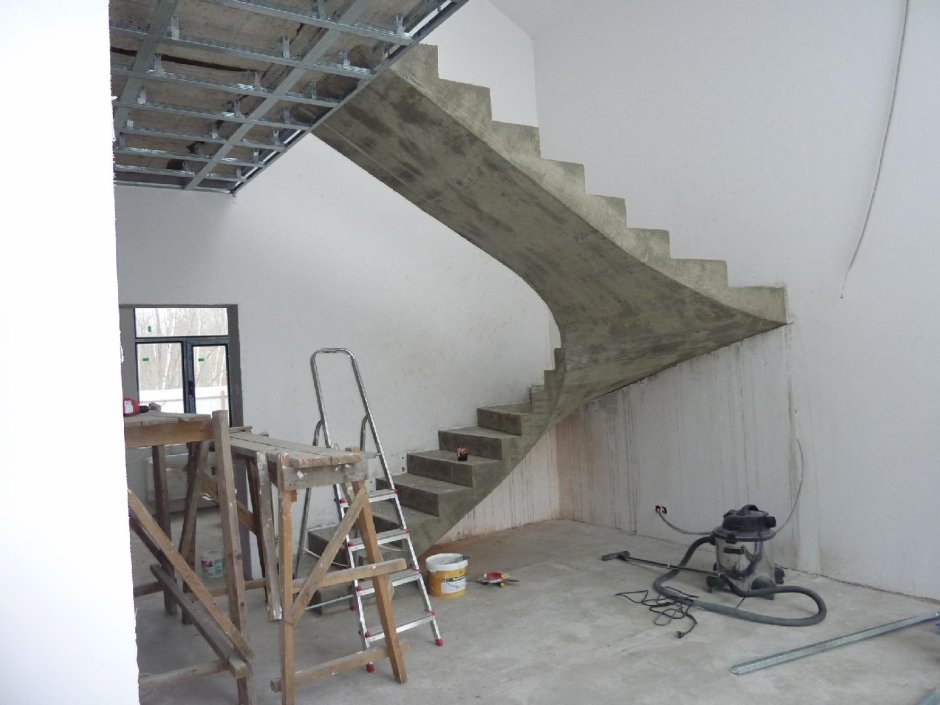 Двухмаршевая лестница бетон