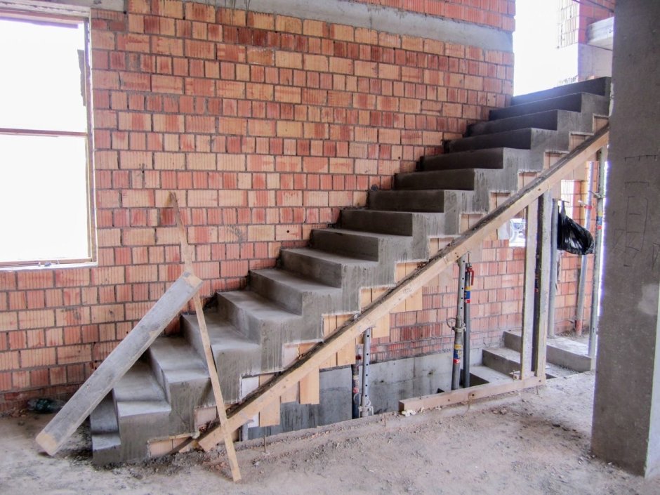 Лестница монолит по металлическим косоурам