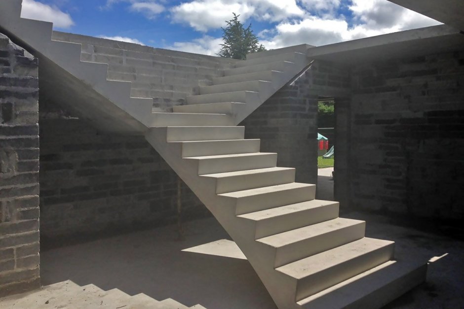 Маршевая лестница с площадкой монолит