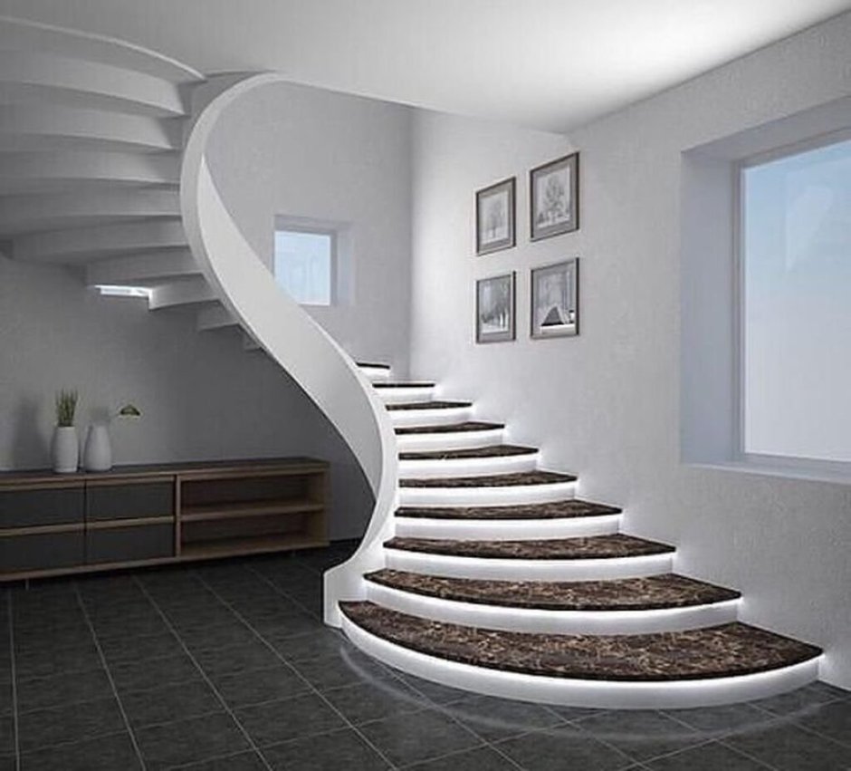Полувинтовая бетонная лестница на второй этаж