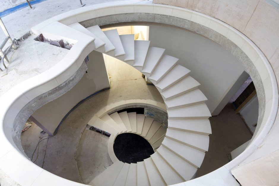 Винтовая монолитная лестница