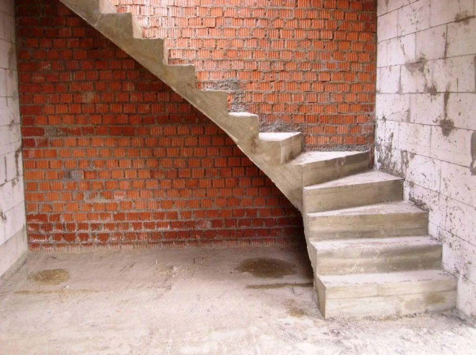 Бетонная лестница в погреб