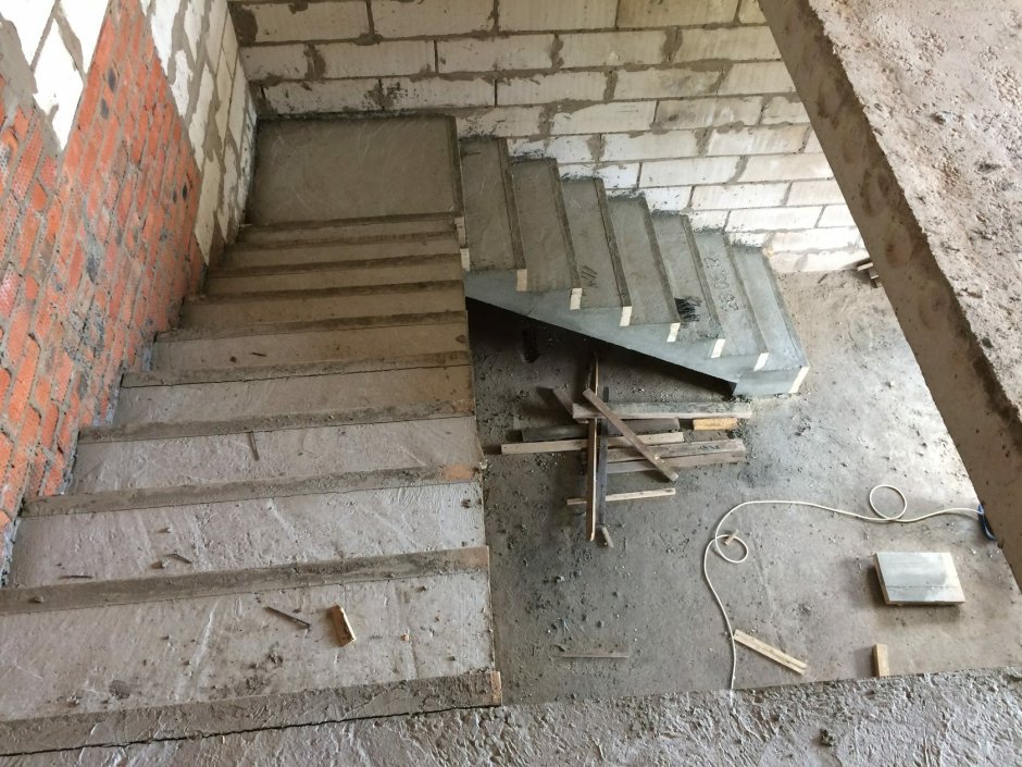 Монолитная лестница с площадкой