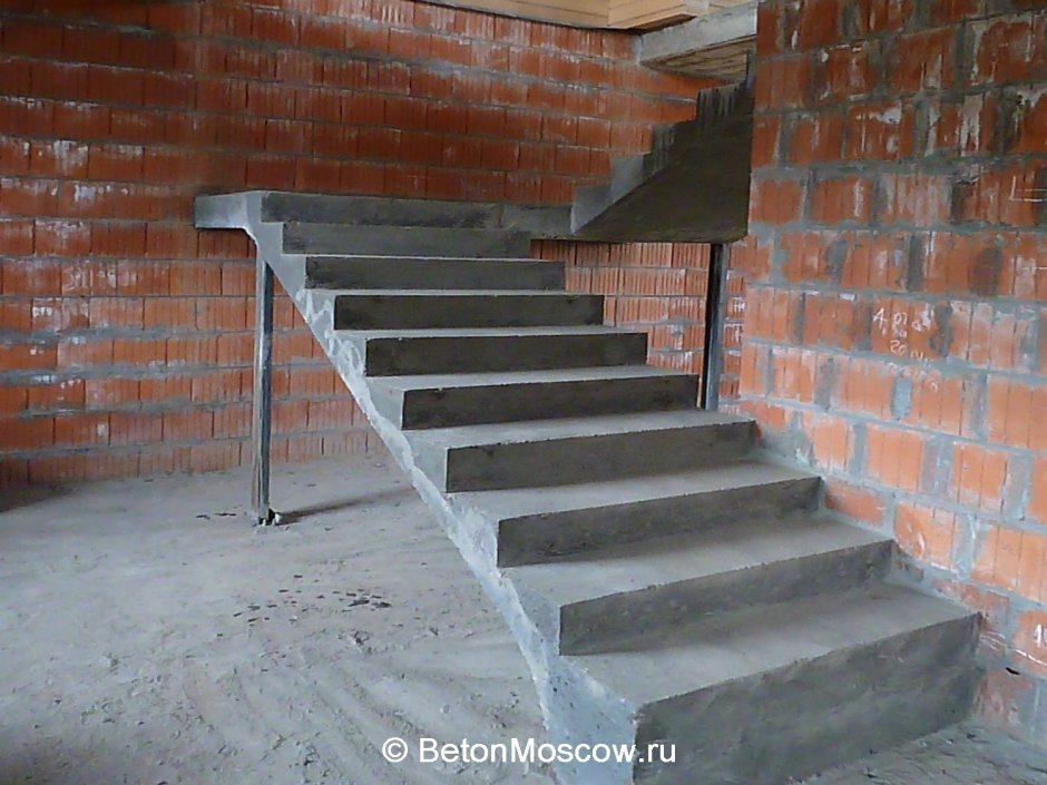 Монолитная лестница двухмаршевая